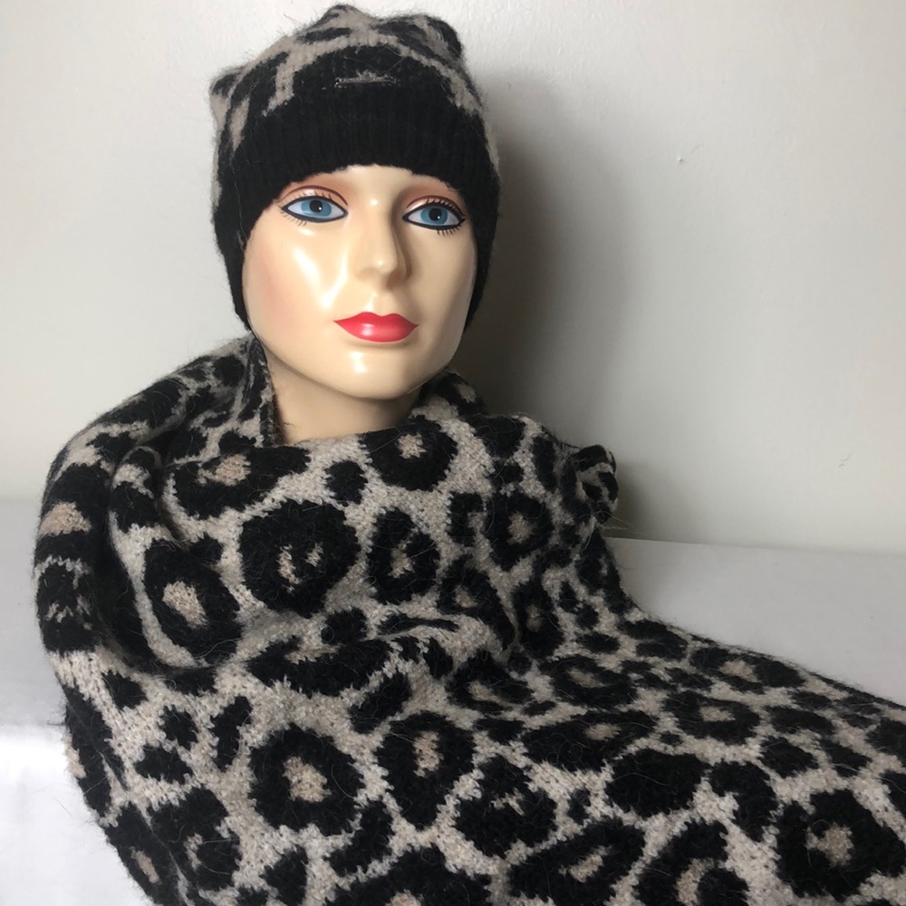 NWT hat and scarf.Superdry Edit